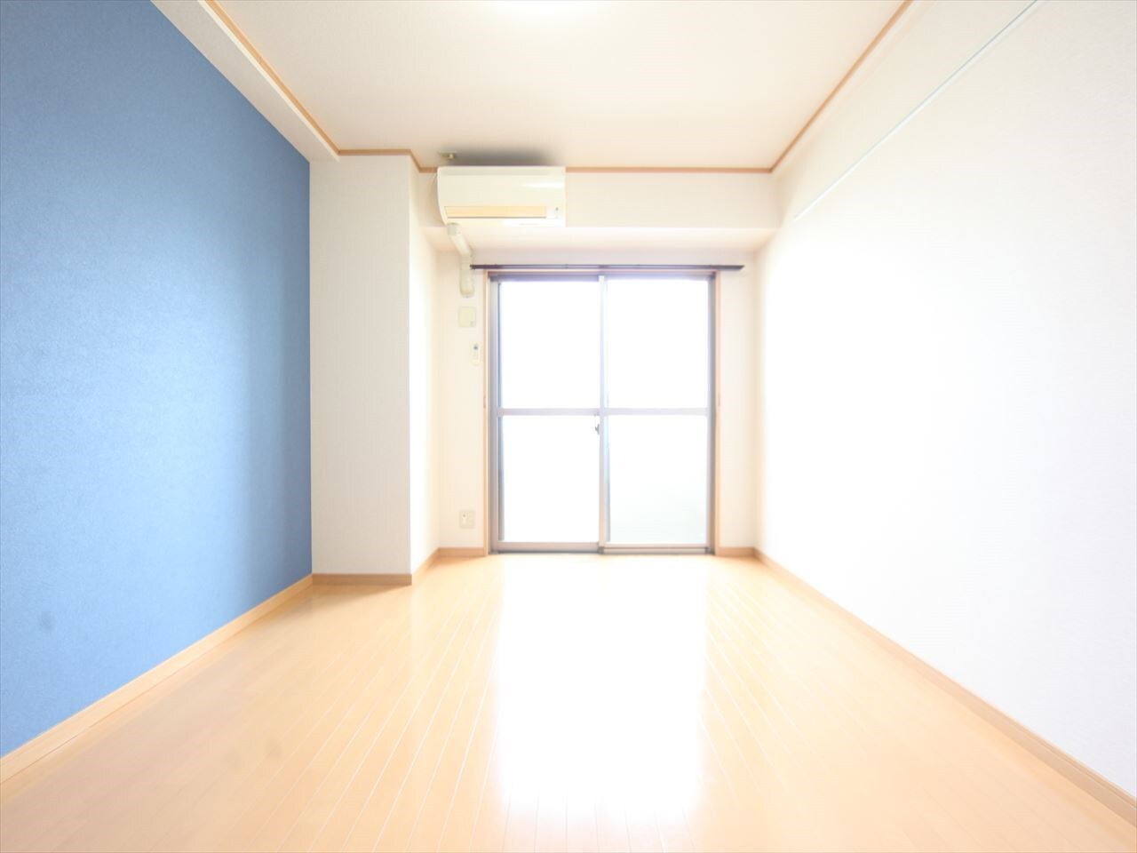 物件内観写真9　(洋室10.3帖　南面バルコニー　エアコン完備)