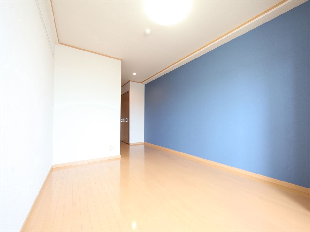 物件内観写真12　(洋室10.3帖　クローゼット付（収納充実してます）)