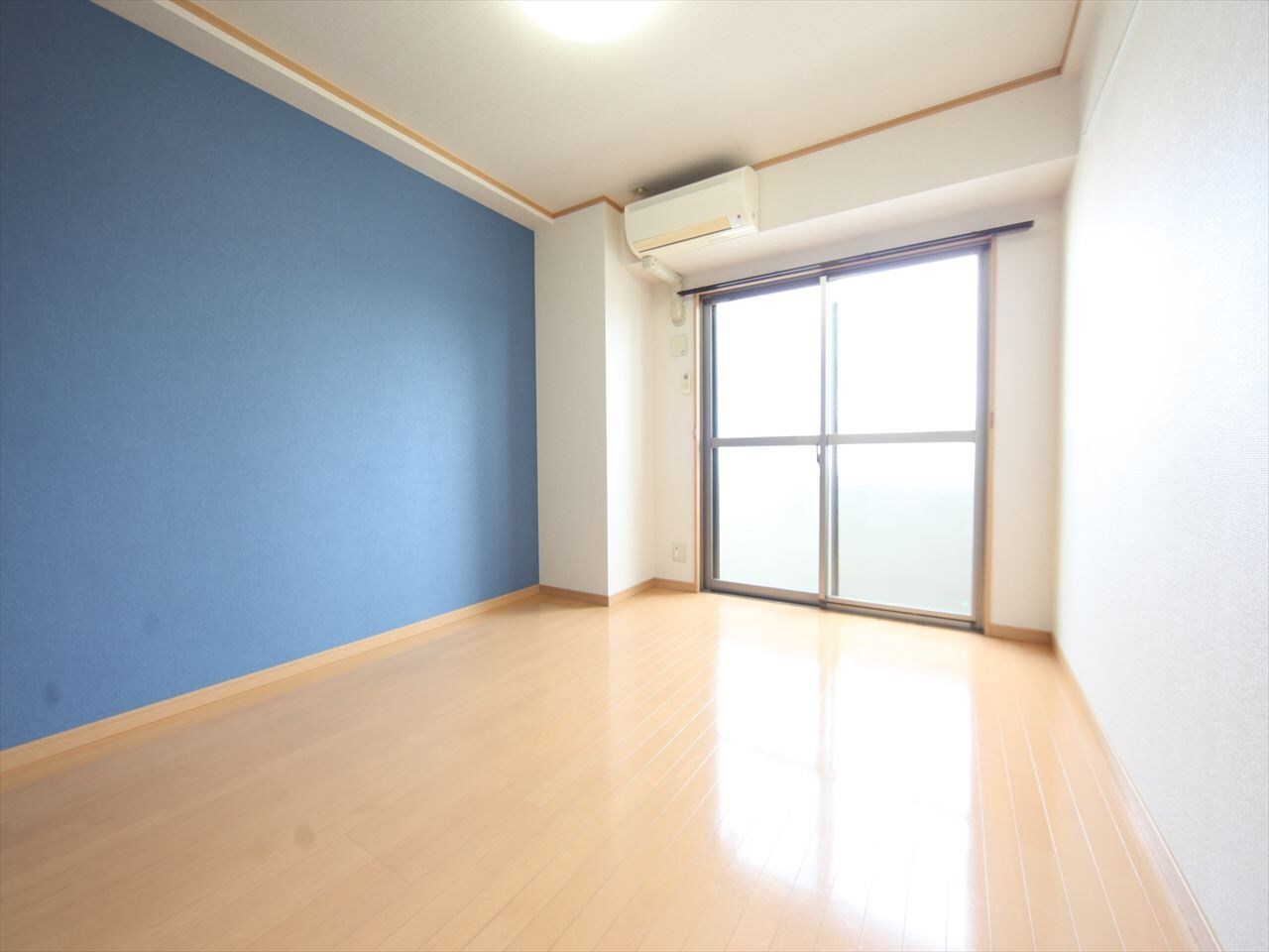 物件内観写真14　(洋室10.3帖　南面バルコニー　エアコン完備)