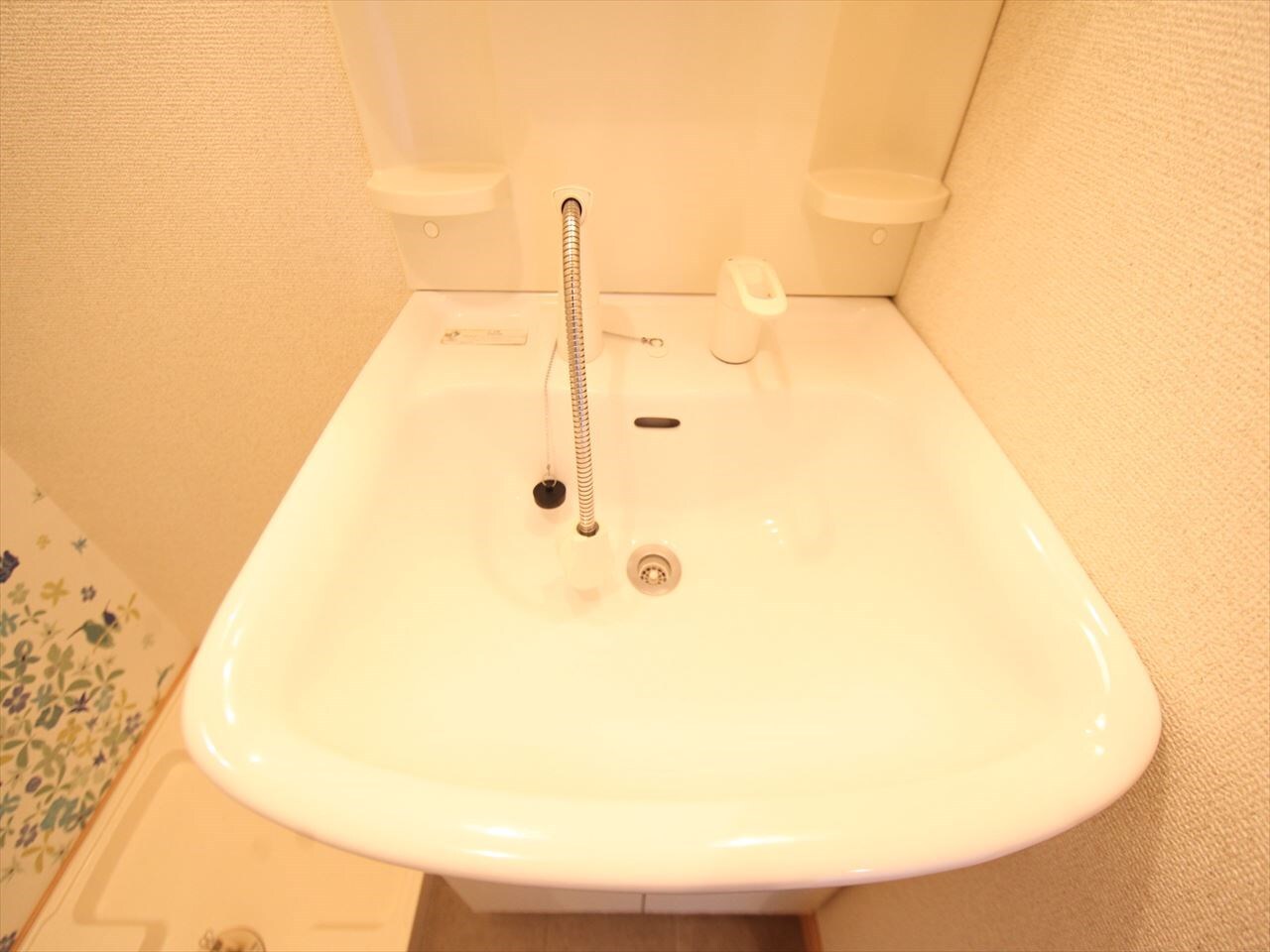 物件内観写真18　(脱衣所　独立洗面台（シャンプードレッサー付）収納スペース有)