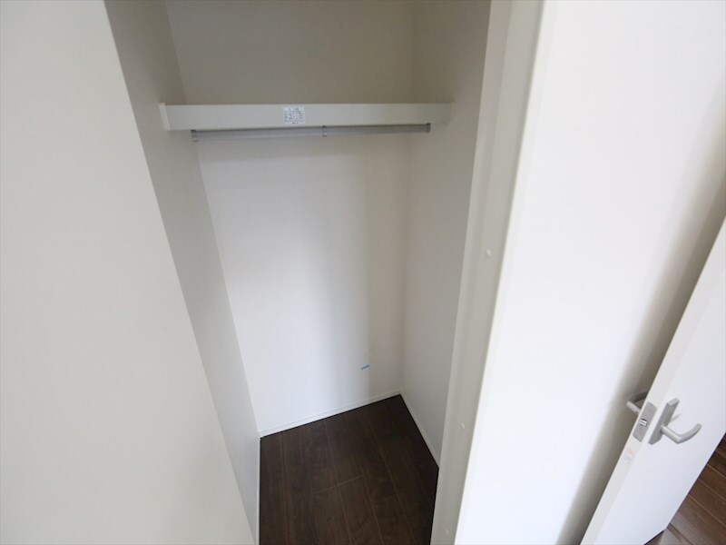 物件内観写真6　(クローゼット（収納充実してます）)