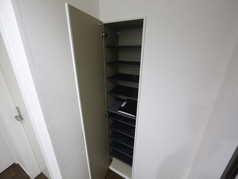 物件内観写真8　(玄関　シューズボックス付（収納充実してます）)