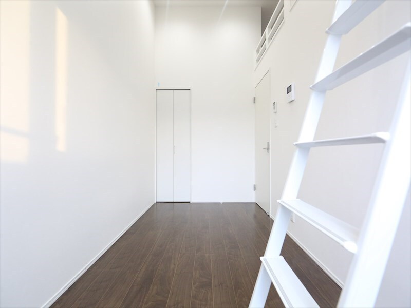 物件内観写真13　(洋室5帖　ロフト5.4帖（収納にも寝室にも使えます）)