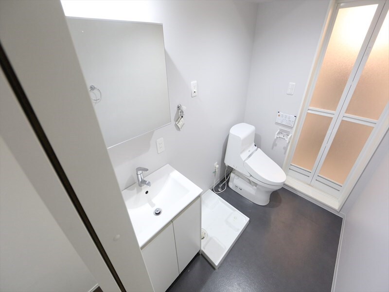 物件内観写真27　(脱衣所　独立洗面台（シャンプードレッサー付）収納スペース有)