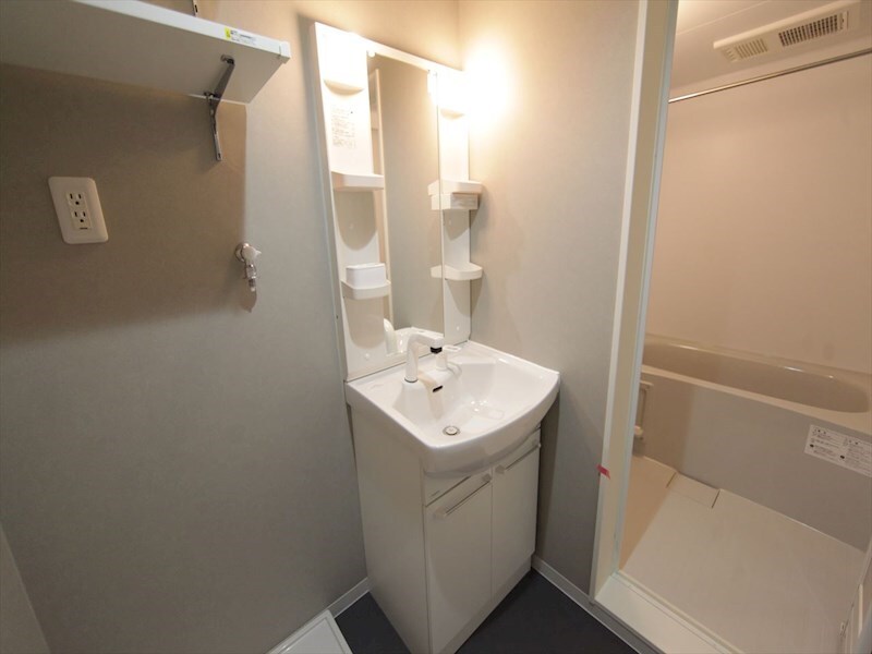 物件内観写真3　(脱衣所　独立洗面台（シャンプードレッサー付）収納スペース有)