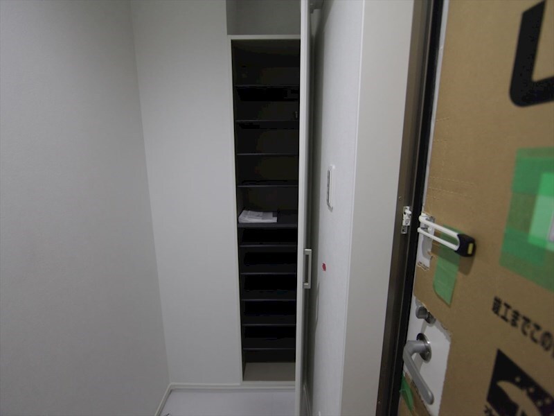 物件内観写真6　(玄関　シューズボックス付（収納充実してます）)