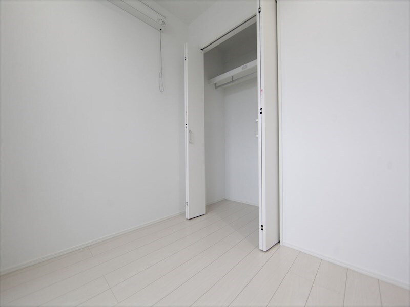 物件内観写真17　(洋室3.6帖　クローゼット付（収納充実してます）)