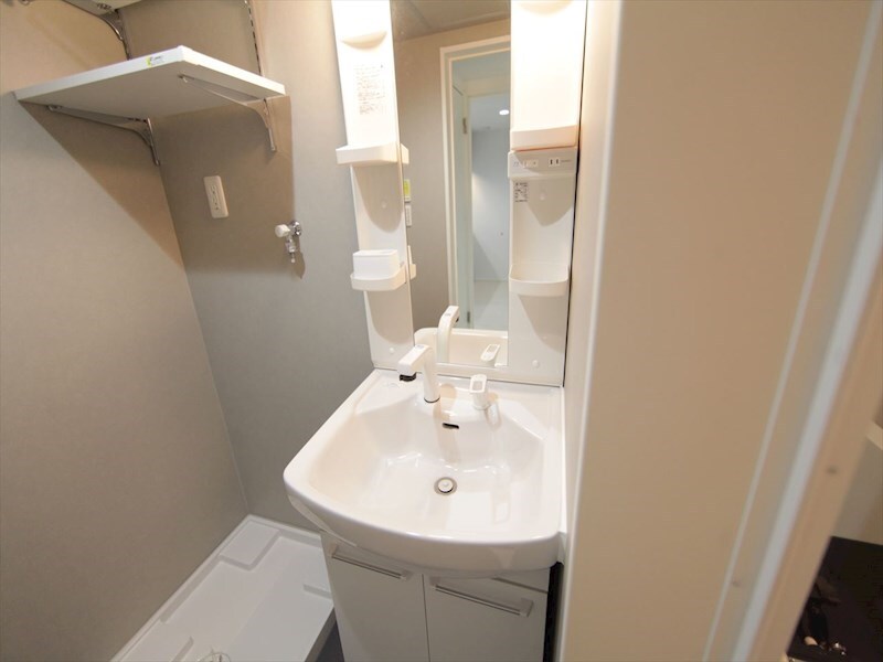物件内観写真27　(脱衣所　独立洗面台（シャンプードレッサー付）収納スペース有)