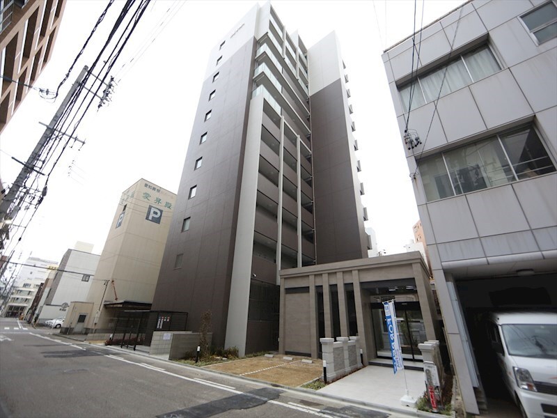 物件外観写真1　(外観　オートロック付　宅配ＢＯＸ　防犯カメラ)