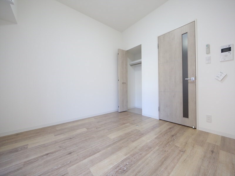 物件内観写真2　(洋室7.4帖　クローゼット付（収納充実してます）)