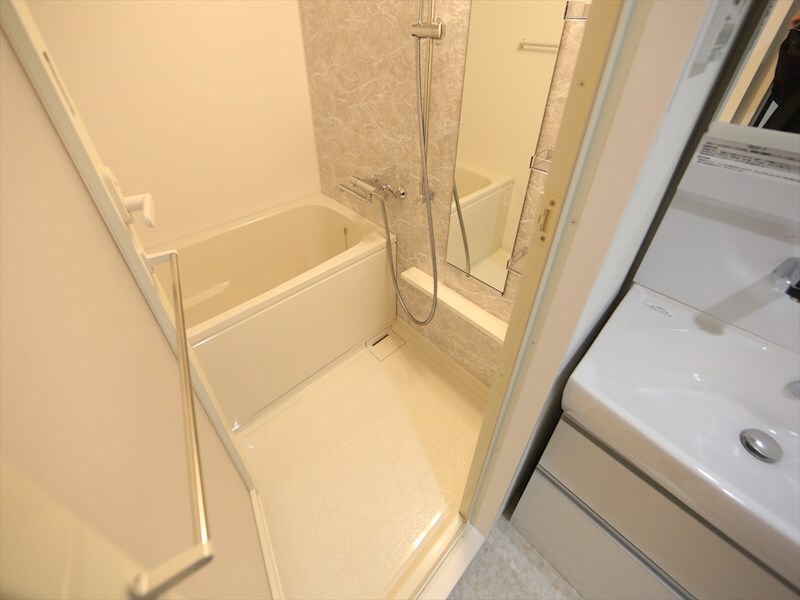 物件内観写真4　(バスルーム　浴室暖房乾燥機付き)