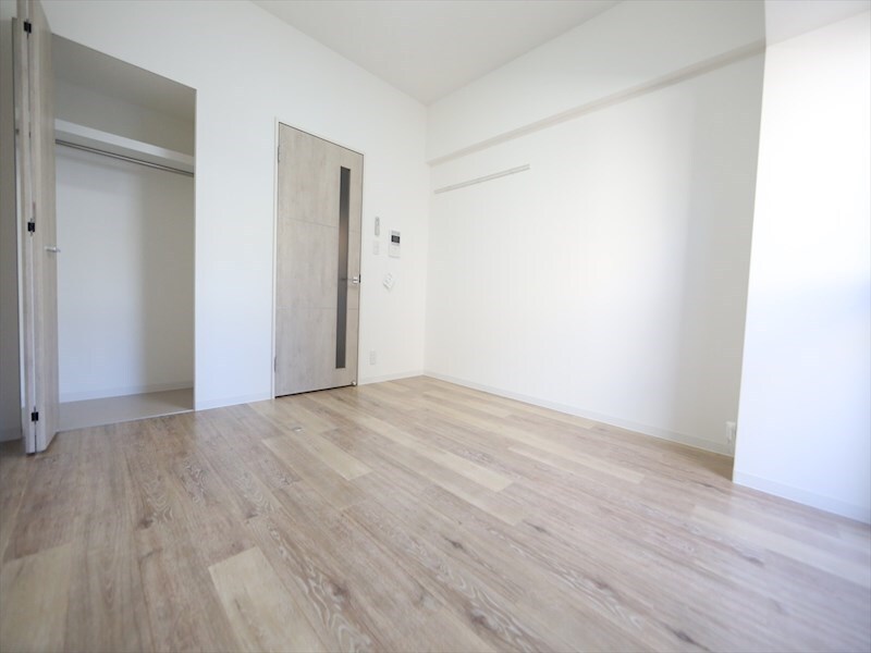 物件内観写真9　(洋室7.4帖　クローゼット付（収納充実してます）)