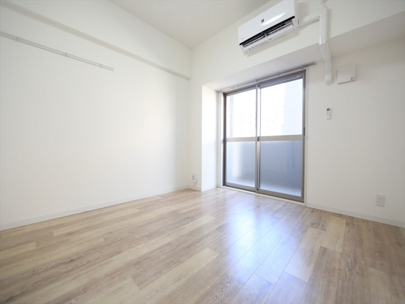 物件内観写真10　(洋室7.4帖　エアコン完備　クローゼット付　バルコニー)