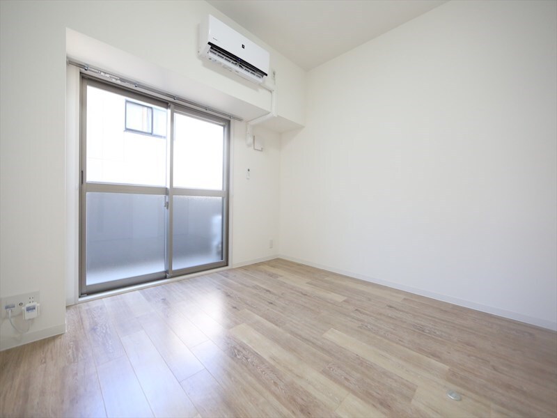 物件内観写真15　(洋室7.4帖　エアコン完備　クローゼット付　バルコニー)