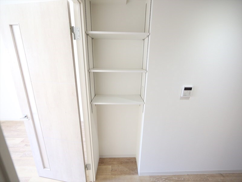 物件内観写真22　(キッチン後ろに棚有り)