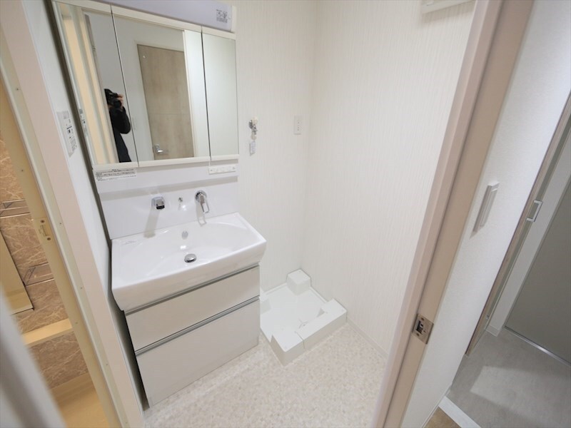 物件内観写真23　(脱衣所　独立洗面台（シャンプードレッサー付）収納スペース有)