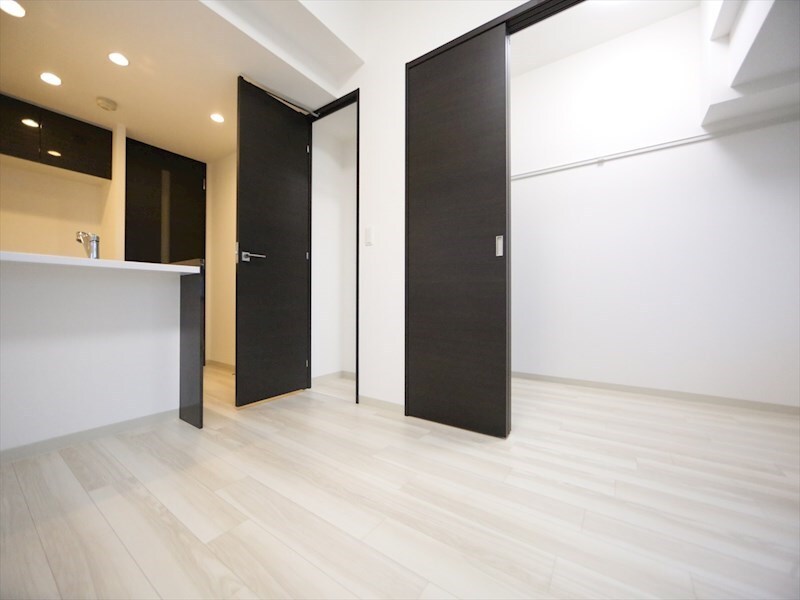 物件内観写真2　(ＤＫ9.2帖　洋室2.5帖　つなげても仕切っても使えます)