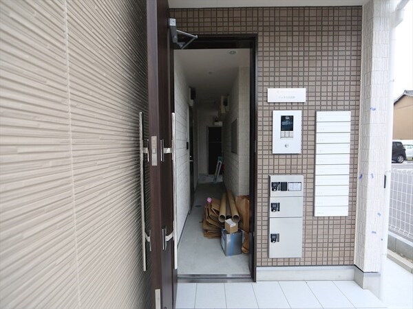 エントランス(エントランス　オートロック　宅配ＢＯＸ　防犯カメラ)