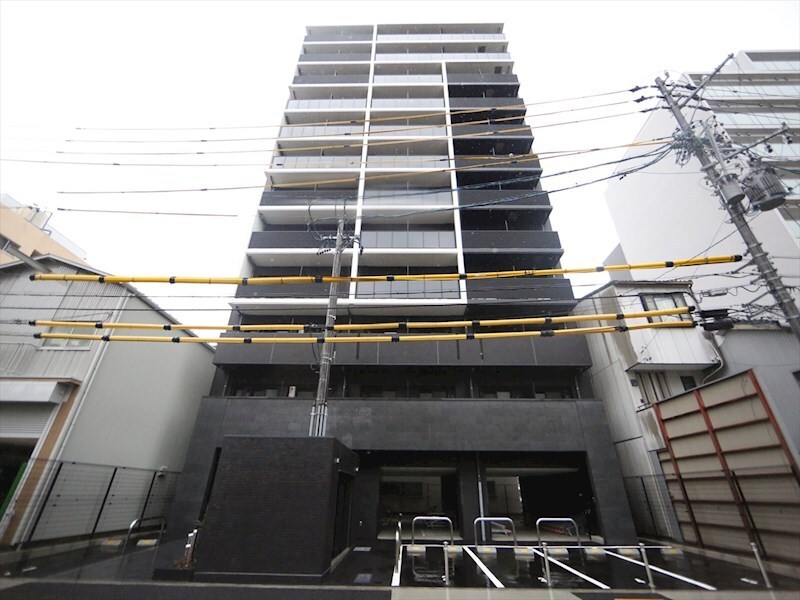 物件外観写真1　(外観　オートロック　宅配ＢＯＸ　防犯カメラ)