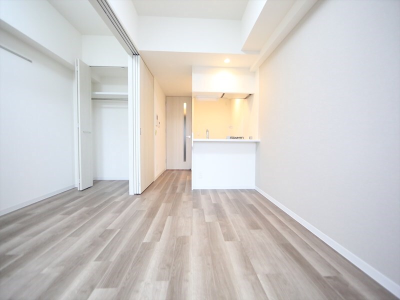 物件内観写真2　(ＤＫ6.6帖　洋室3.7帖　つなげても仕切っても使えます)