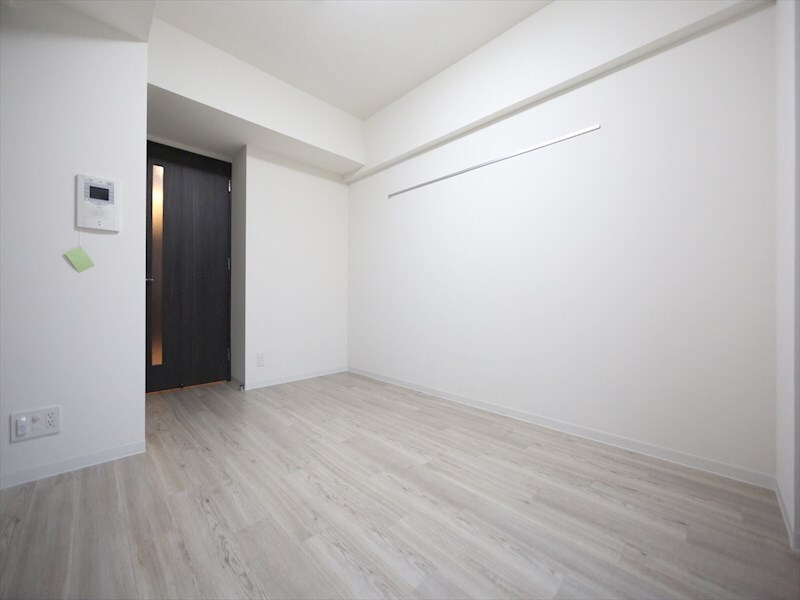 物件内観写真2　(洋室6.8帖　クローゼット付（収納充実してます）)