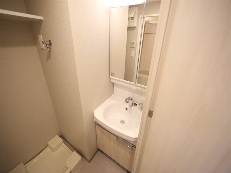 物件内観写真3　(脱衣所　独立洗面台（シャンプードレッサー付）収納スペース有)