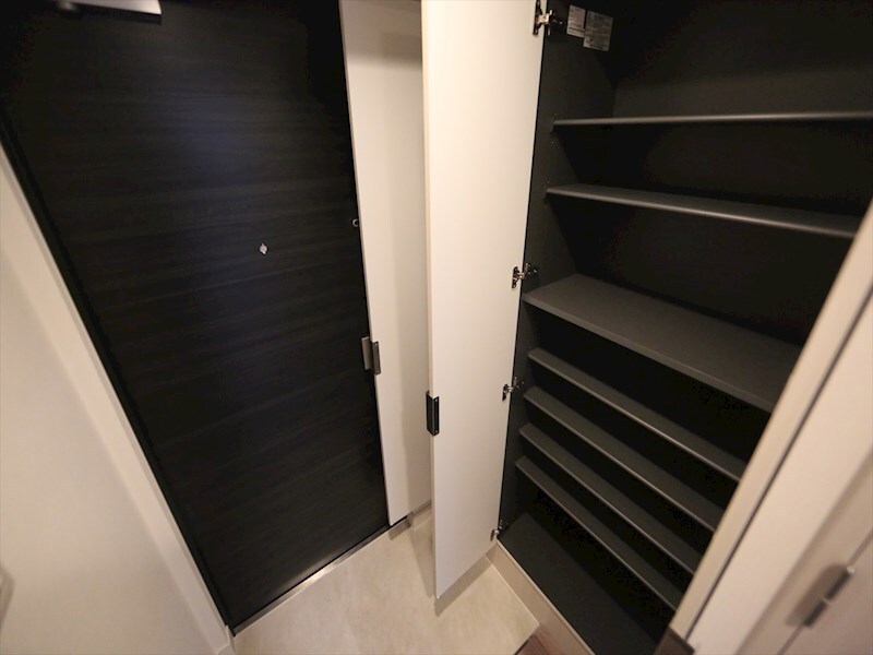 物件内観写真8　(玄関　姿見鏡付き　シューズボックス付（収納充実してます）)