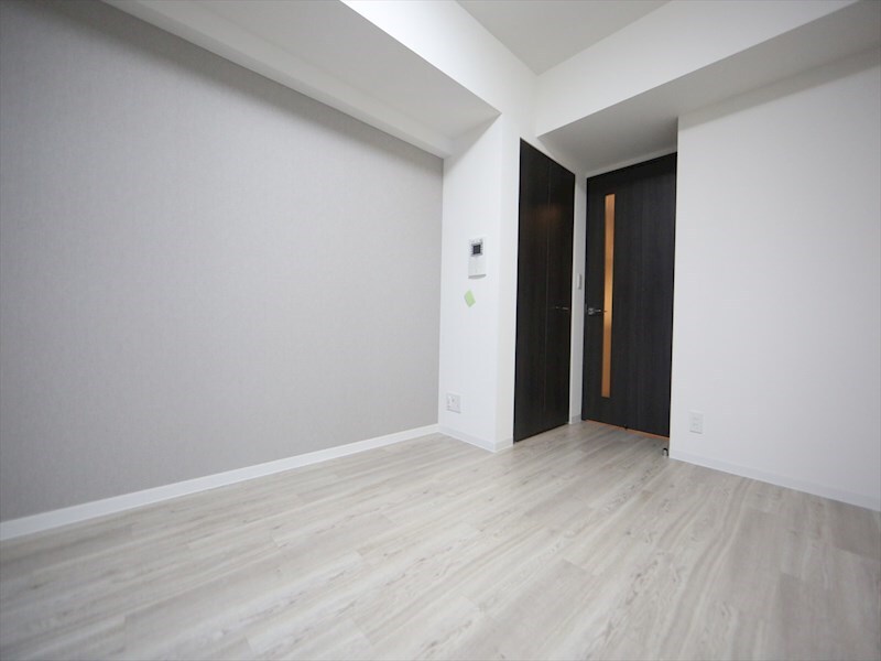 物件内観写真9　(洋室6.8帖　クローゼット付（収納充実してます）)