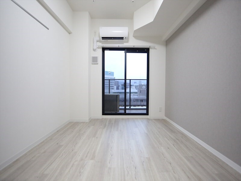 物件内観写真10　(洋室6.8帖　エアコン完備　バルコニー)