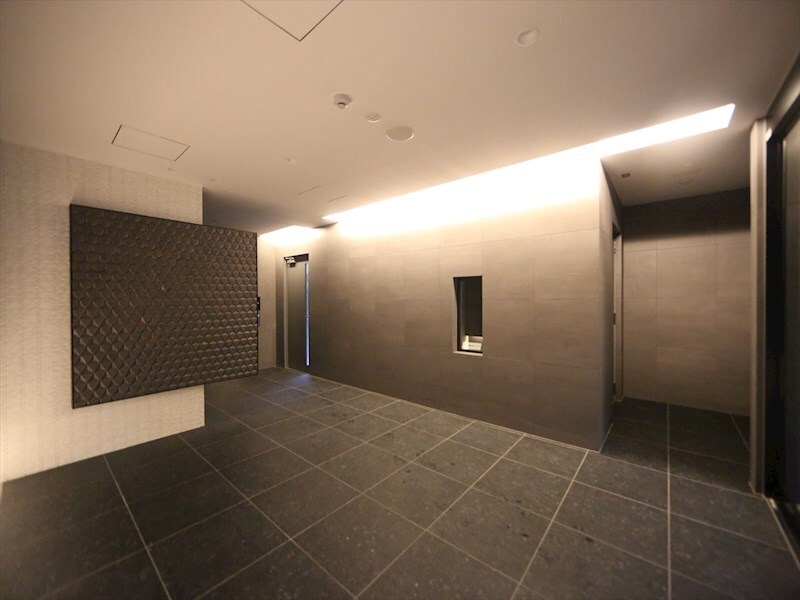 物件内観写真13　(エントランス　オートロック　宅配ＢＯＸ　防犯カメラ)