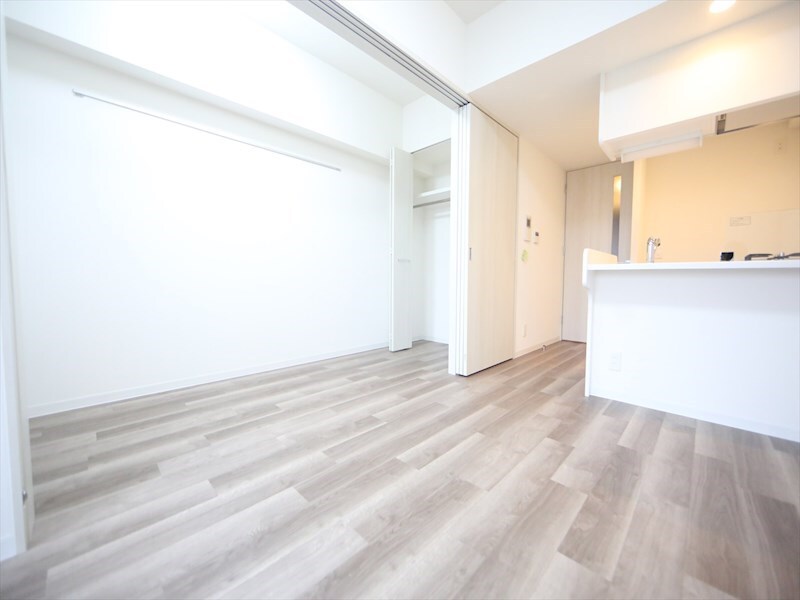 物件内観写真14　(ＤＫ6.6帖　カウンターキッチン　エアコン完備　バルコニー)