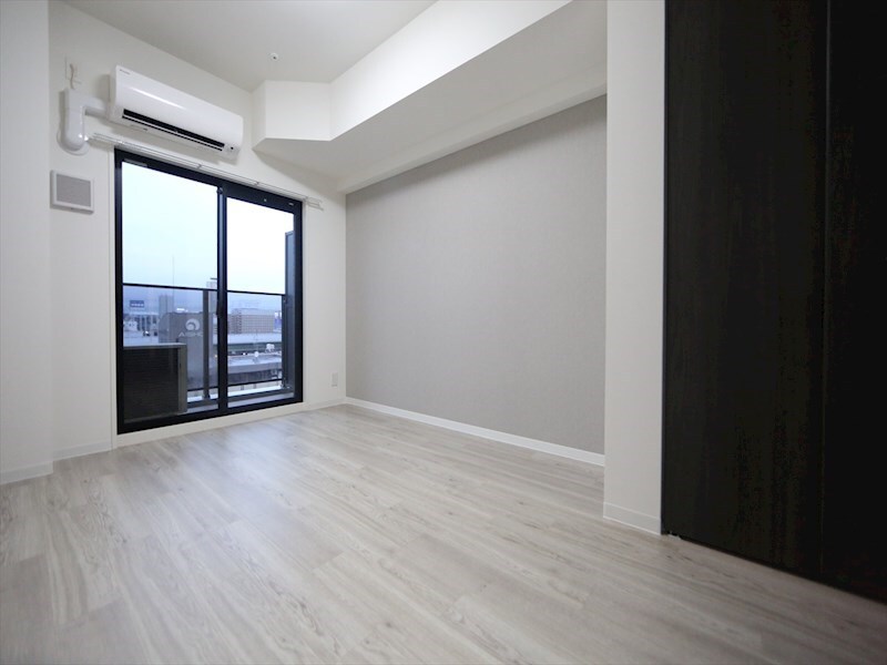 物件内観写真14　(洋室6.8帖　エアコン完備　バルコニー)