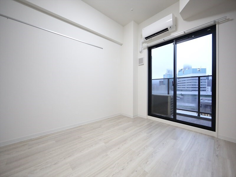 物件内観写真21　(洋室6.8帖　エアコン完備　バルコニー)