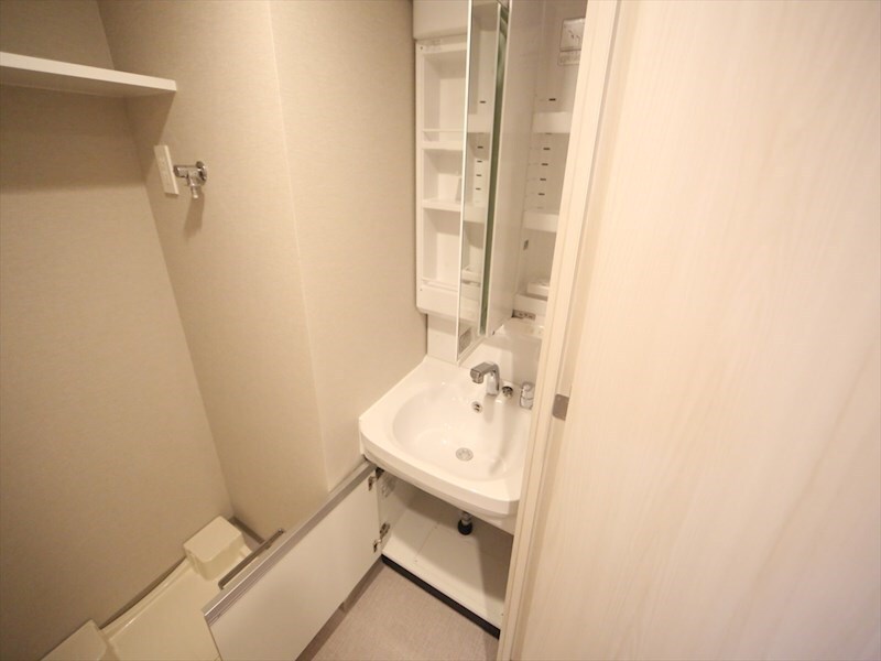 物件内観写真26　(脱衣所　独立洗面台（シャンプードレッサー付）収納スペース有)