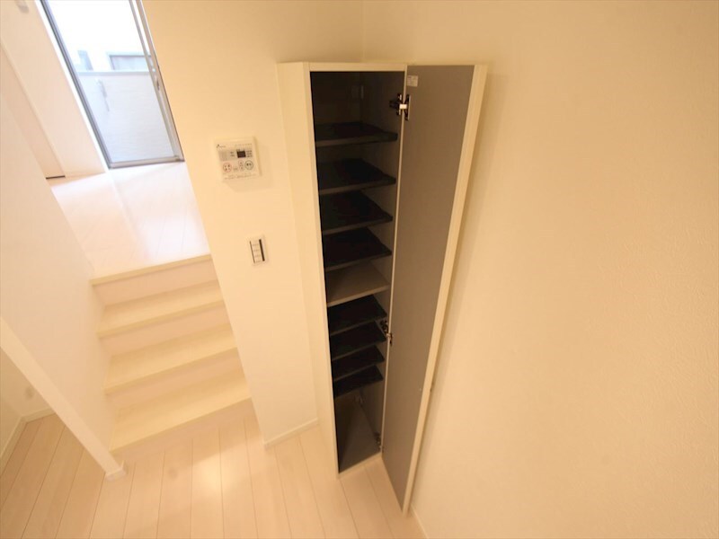 物件内観写真6　(玄関　シューズボックス付（収納充実してます）)