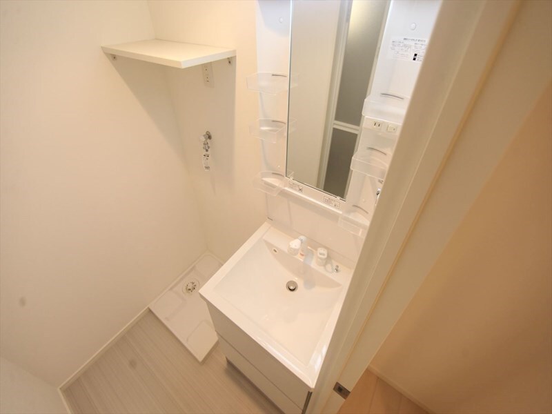 物件内観写真19　(脱衣所　独立洗面台（シャンプードレッサー付）)