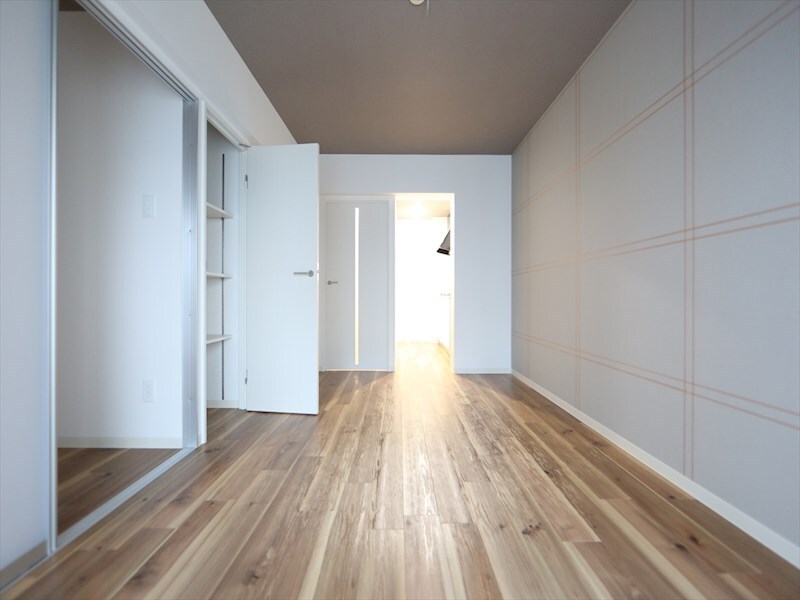 物件内観写真2　(ＬＤＫ10.7帖　システムキッチン　収納付き　エアコン完備)