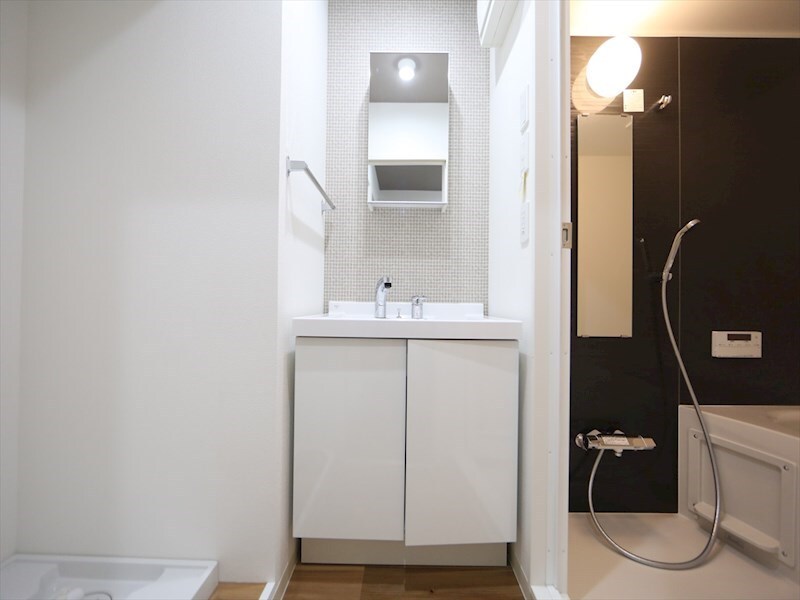 物件内観写真3　(脱衣所　独立洗面台（シャンプードレッサー付）収納スペース有)