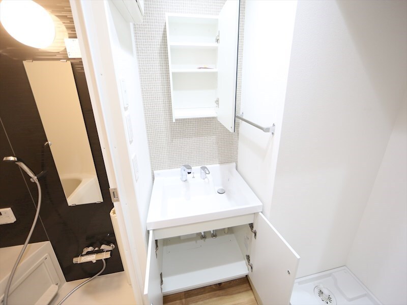 物件内観写真3　(脱衣所　独立洗面台（シャンプードレッサー付）収納スペース有)