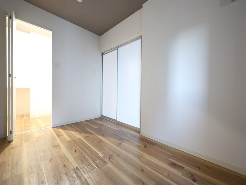 物件内観写真9　(洋室5.3帖　ウォークインクローゼット付（収納充実してます）)