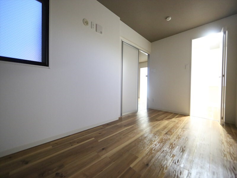 物件内観写真9　(洋室6帖　ウォークインクローゼット付（収納充実してます）)