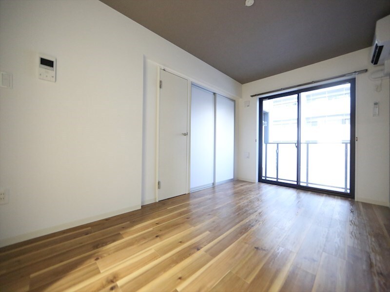 物件内観写真12　(ＬＤＫ10.7帖　エアコン完備　収納付き　バルコニー)