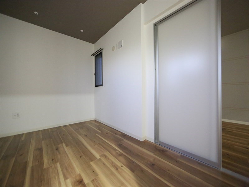 物件内観写真13　(洋室6帖　ウォークインクローゼット付（収納充実してます）)