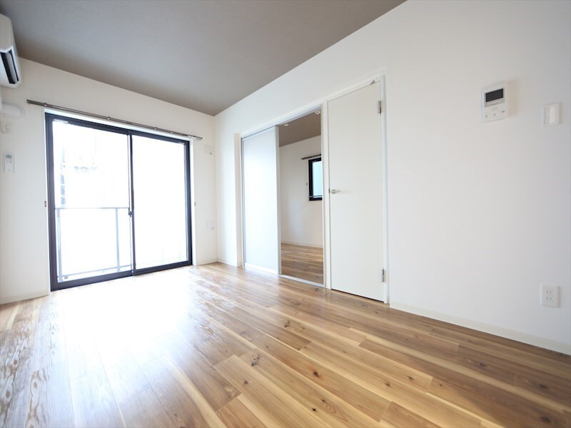 物件内観写真14　(ＬＤＫ10.7帖　エアコン完備　収納付き　南面バルコニー)