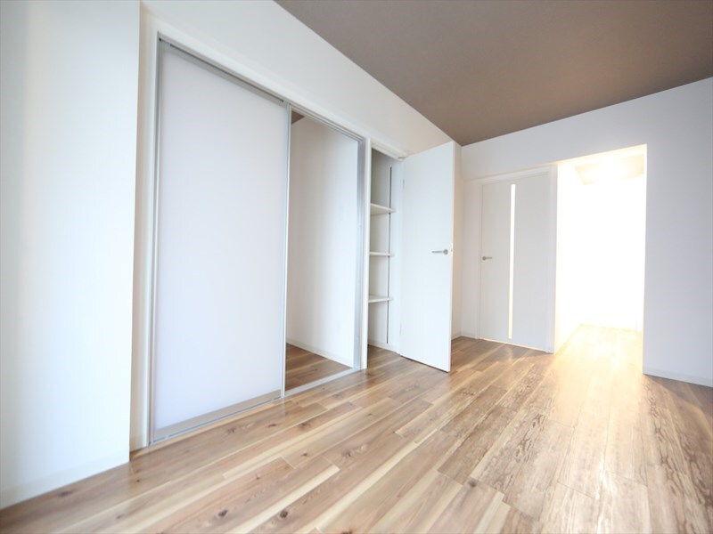 物件内観写真15　(ＬＤＫ10.7帖　システムキッチン　収納付き　エアコン完備)