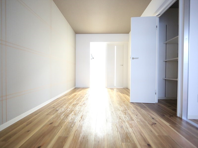 物件内観写真15　(ＬＤＫ10.7帖　システムキッチン　収納付き　エアコン完備)