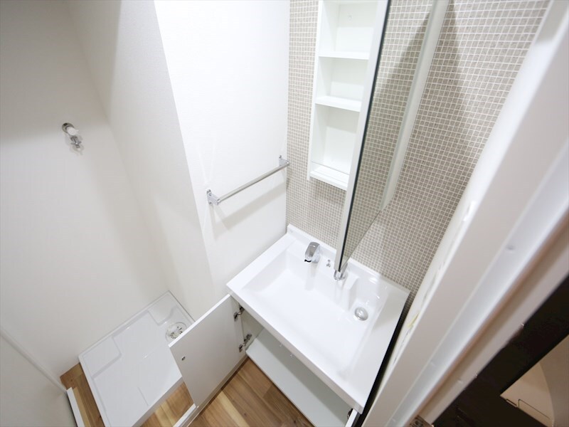 物件内観写真18　(脱衣所　独立洗面台（シャンプードレッサー付）収納スペース有)