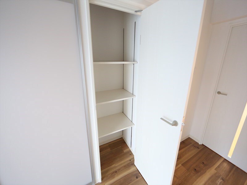 物件内観写真20　(リビングにある収納（収納充実してます）)