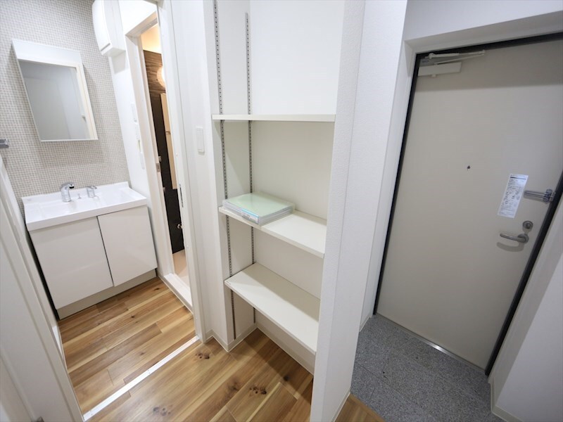 物件内観写真24　(廊下に棚が付いてます)