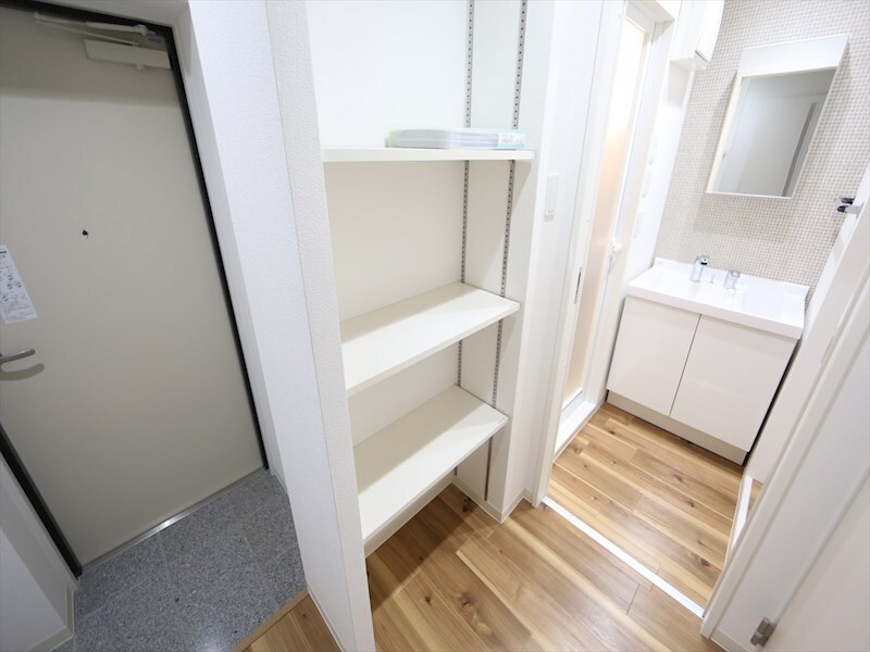 物件内観写真24　(廊下に棚が付いてます)